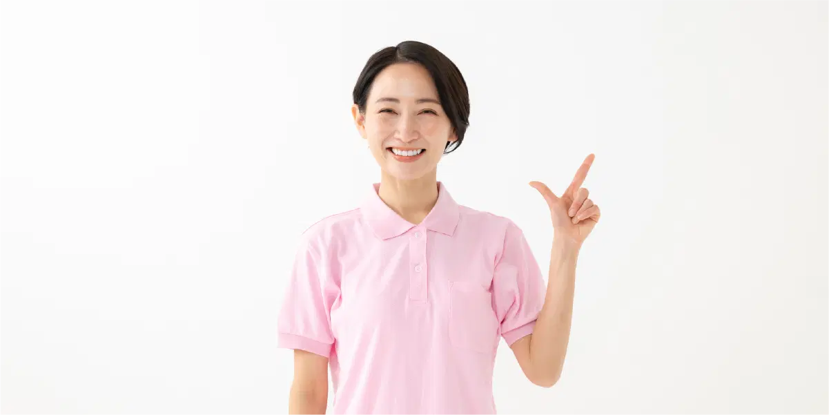 ピンクの服を着た女性が指を立てている。