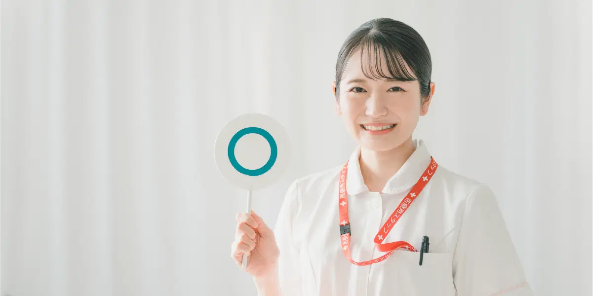 緑の丸を持った女性