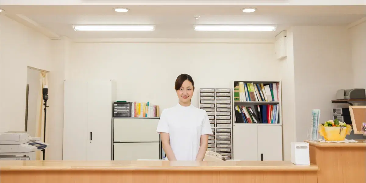 総合受付に立つ職員の女性