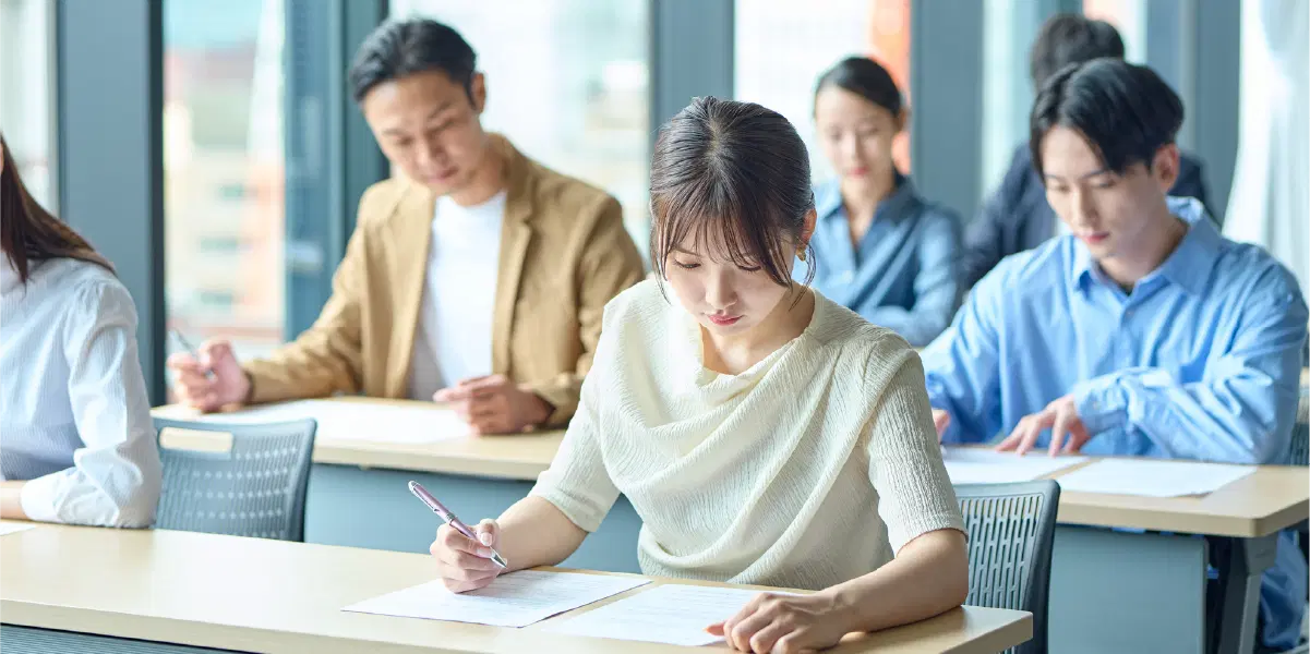 真剣な顔で試験を受ける女性