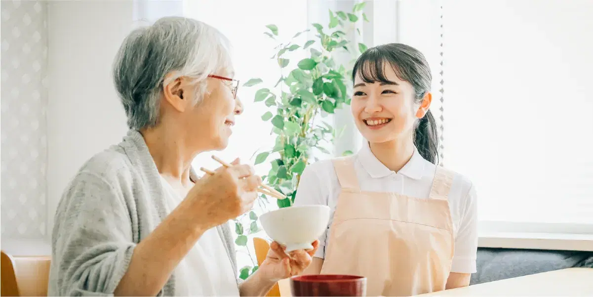 食事の介助を行う職員女性