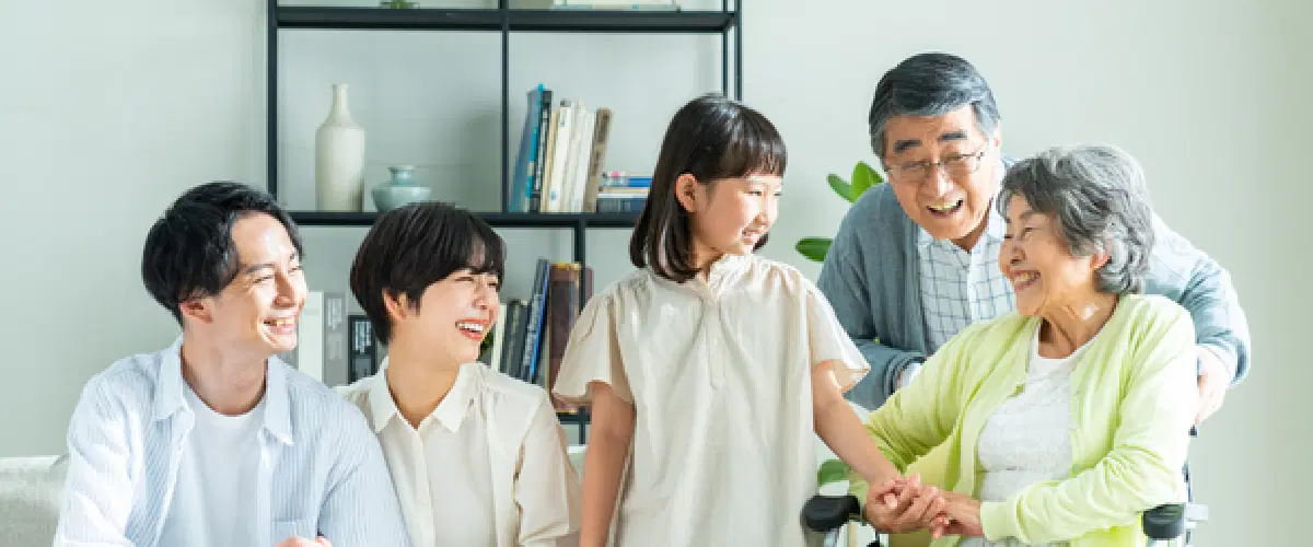 家族が楽しそうに笑ってる