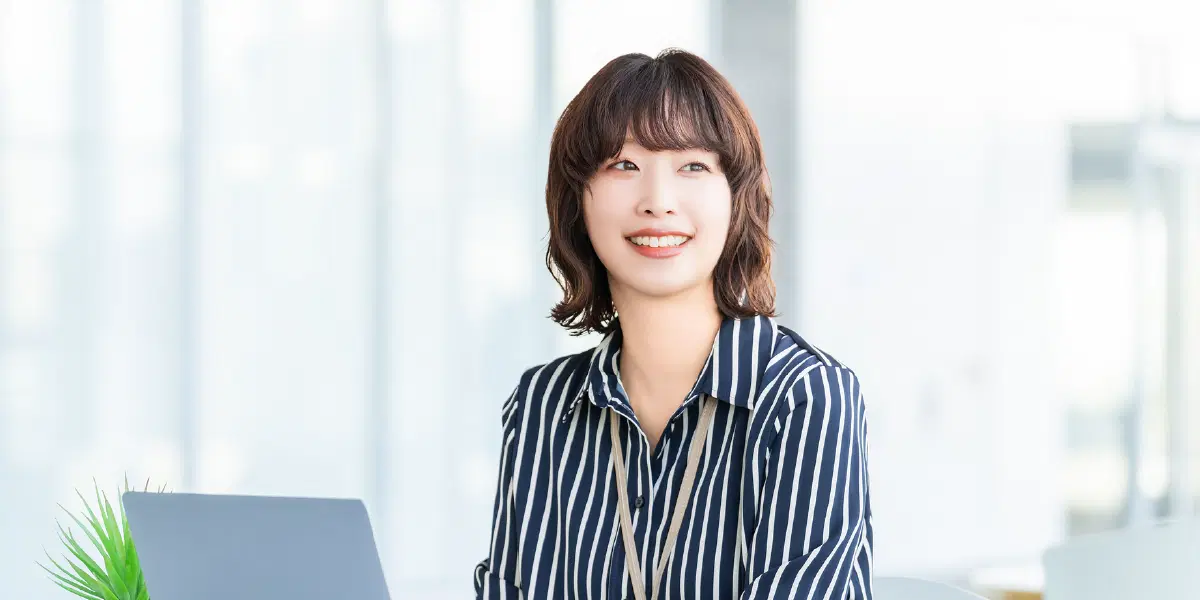 パソコンを使用するボブの女性