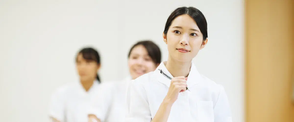 学びの場に参加する白衣姿の女性スタッフたち