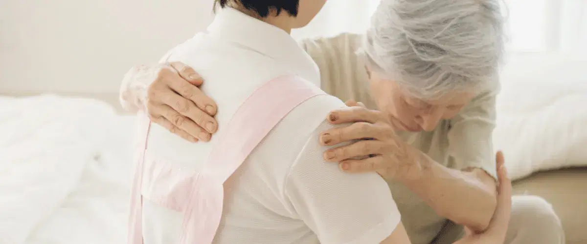 介助を行う職員女性