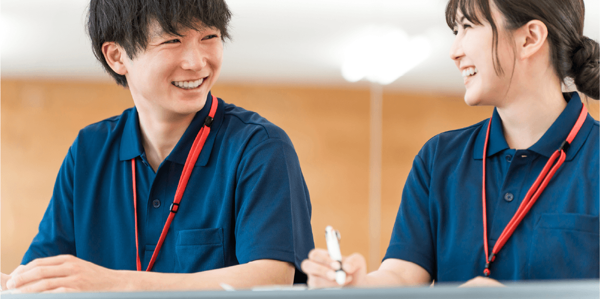 青い服を着て赤い紐をぶら下げている男女