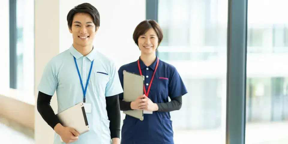 さわやかな笑顔を向ける介護職員たち