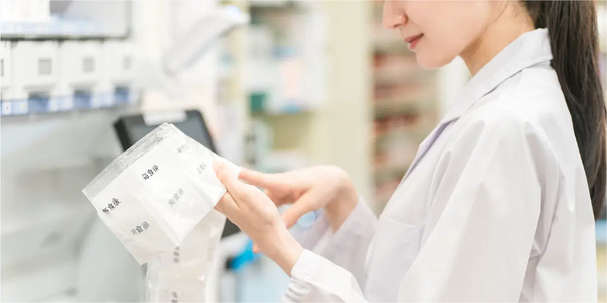 一包化された薬を確認する薬剤師