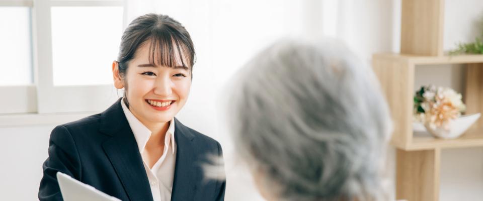 頼りがいのある表情で対応する女性社員
