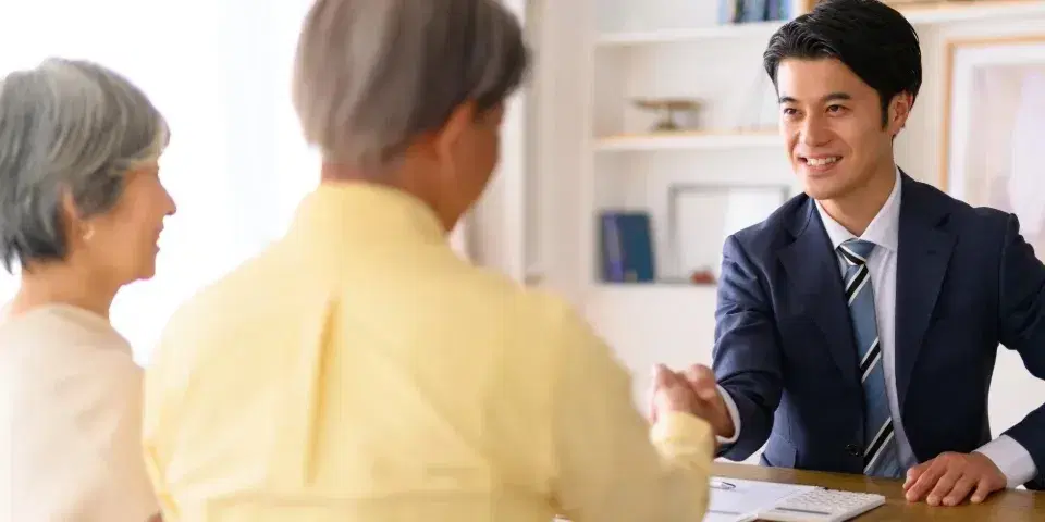 頼りがいのある表情で対応する男性社員