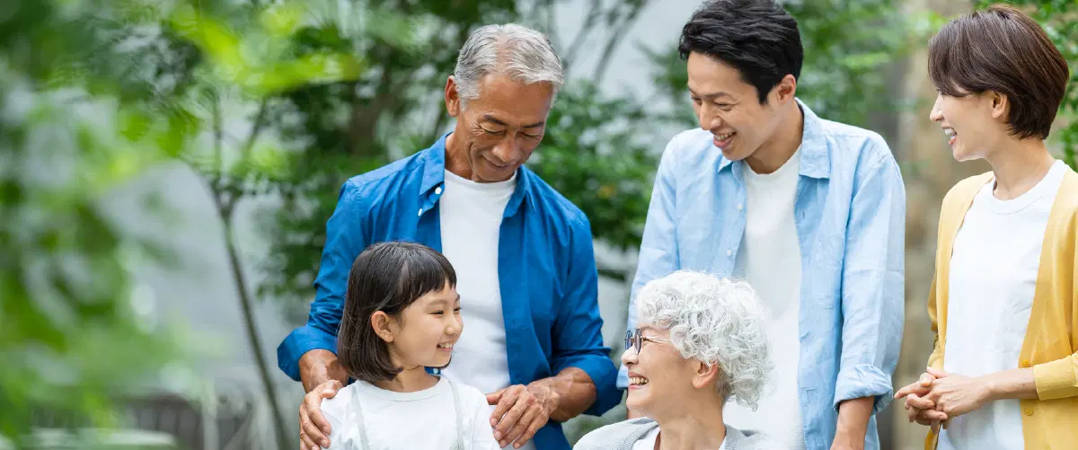 三世代の家族が笑ってる