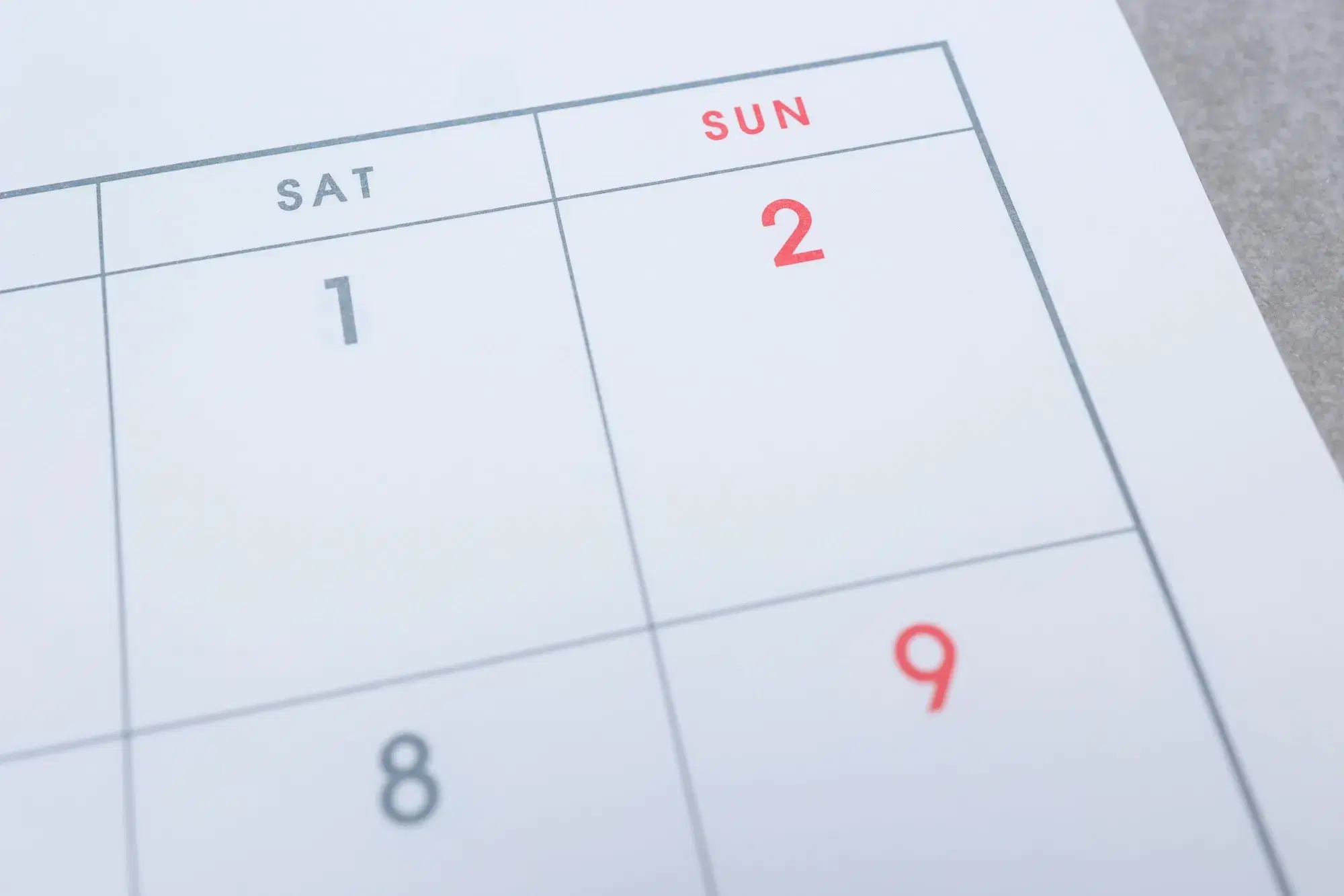 1・8日が土曜日で灰色、2・9日が日曜日で赤色のカレンダーが映っている。