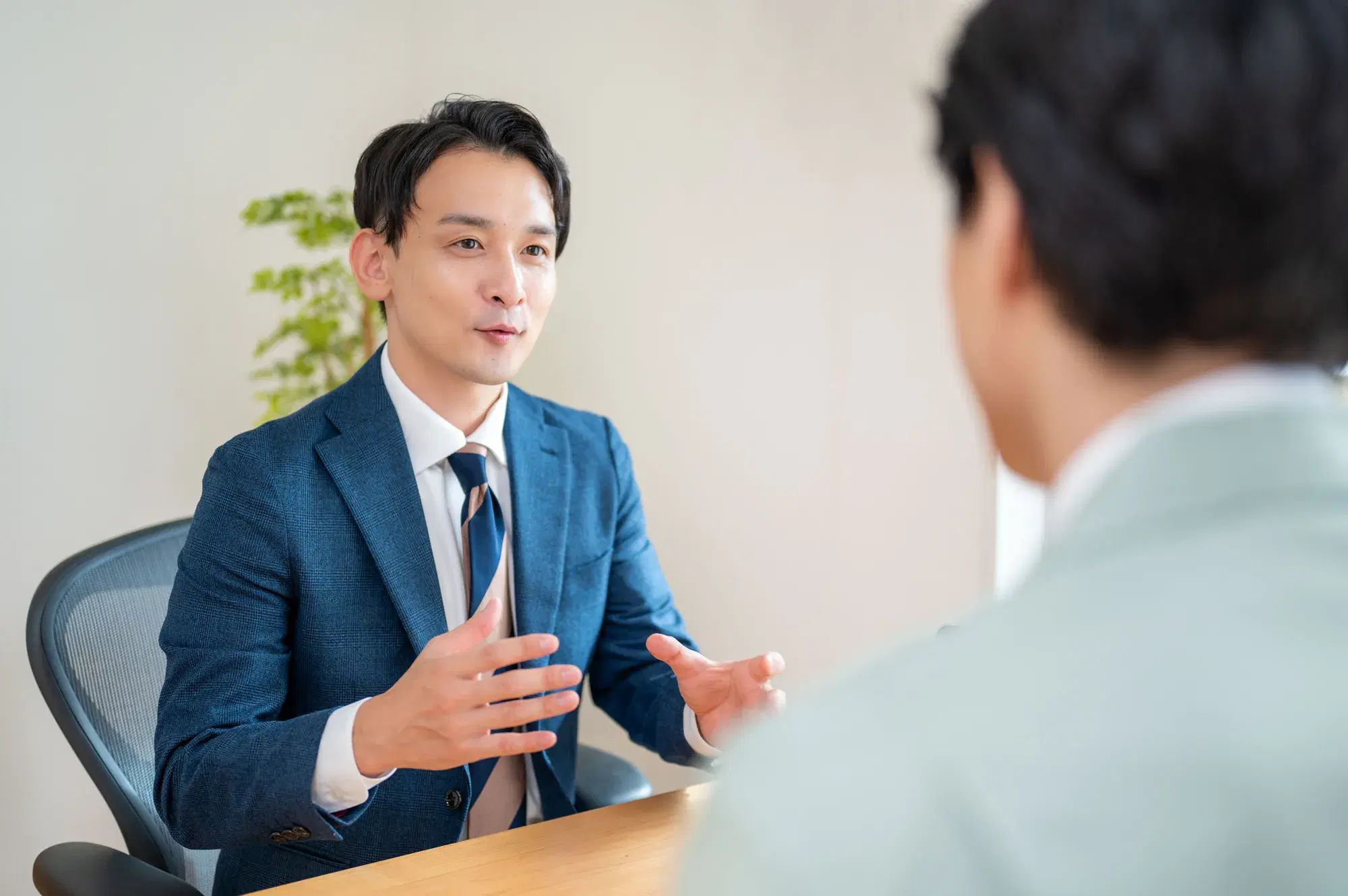 両手を使って何かを説明している男性