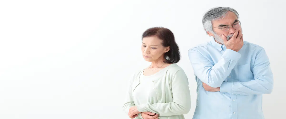 難しい表情をしている妙齢の男女