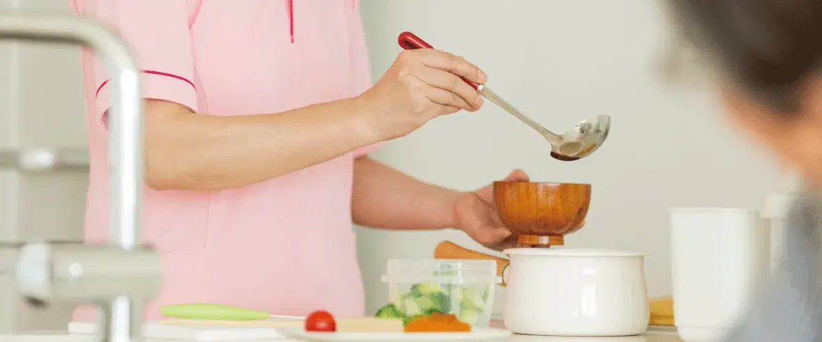 食事の用意をする女性職員