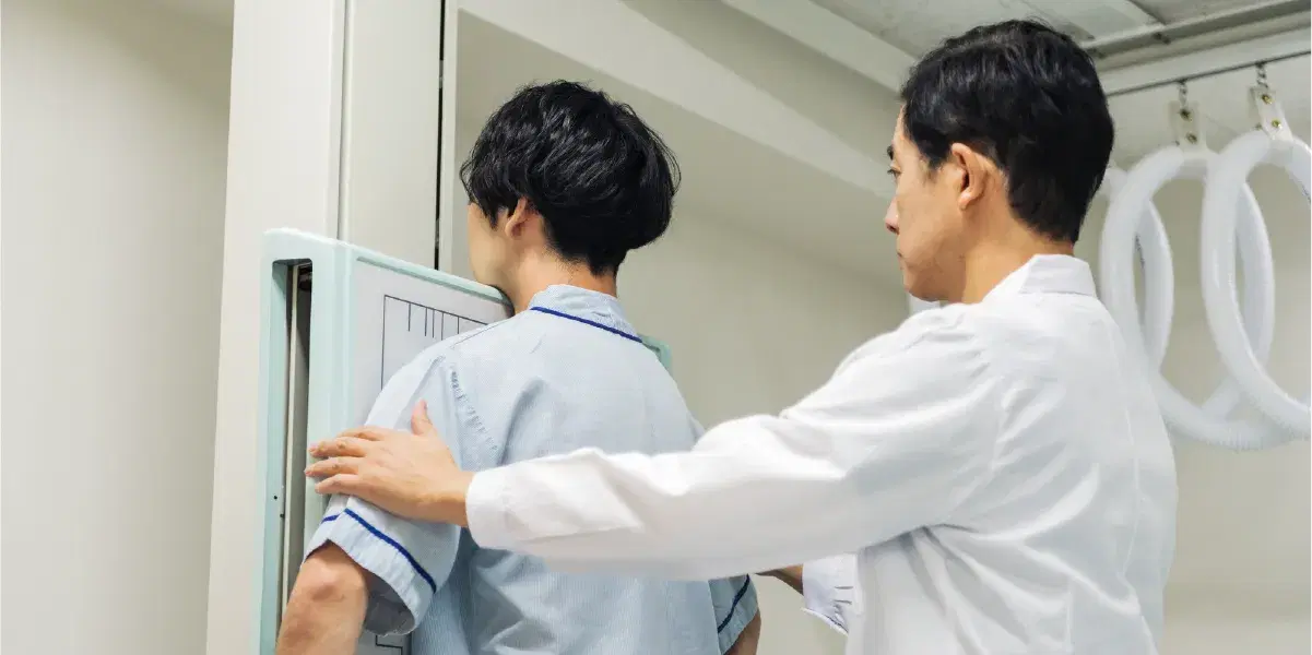 胸部エックス線検査を行う技師の男性