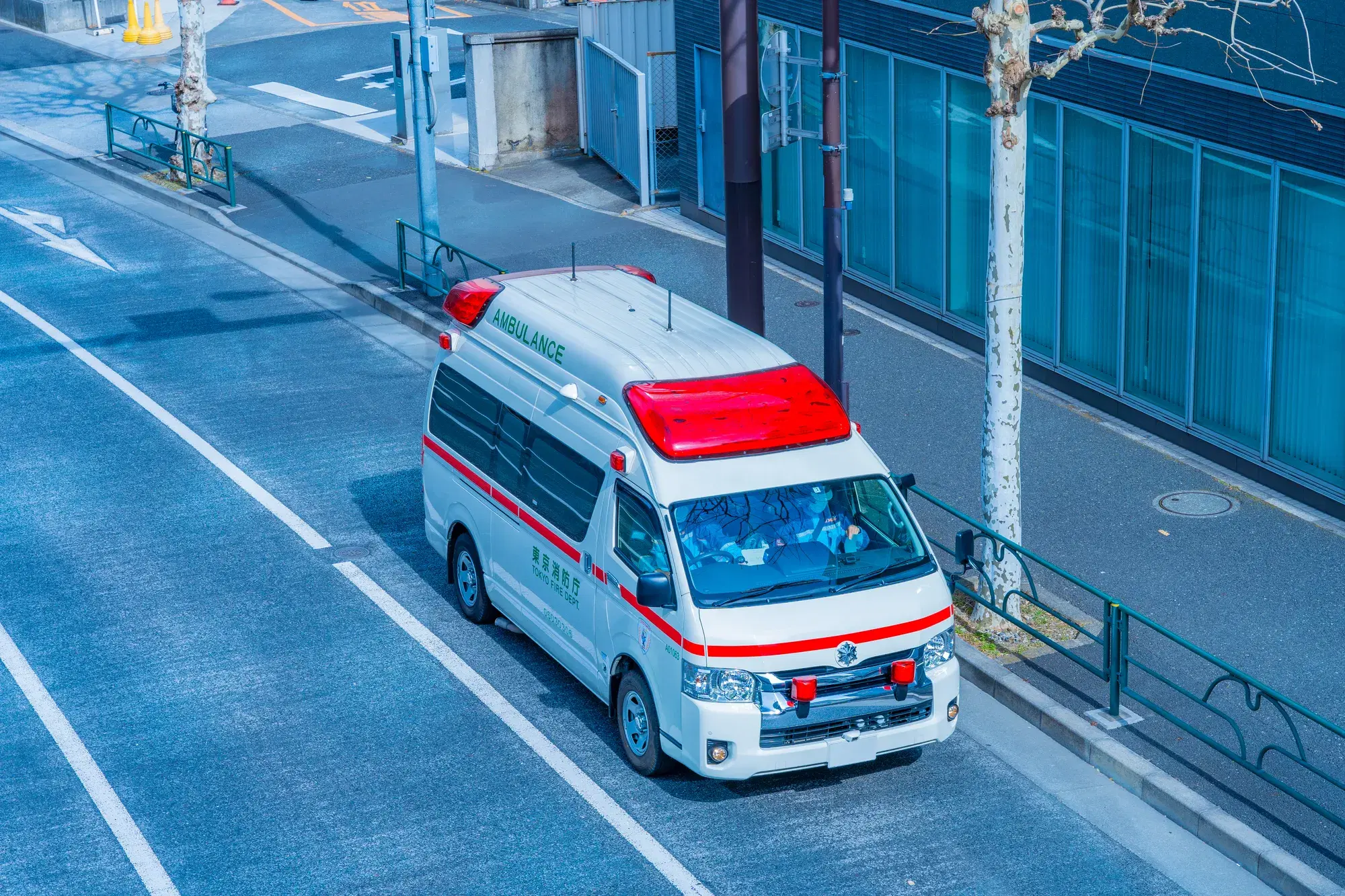 道路の脇に救急車