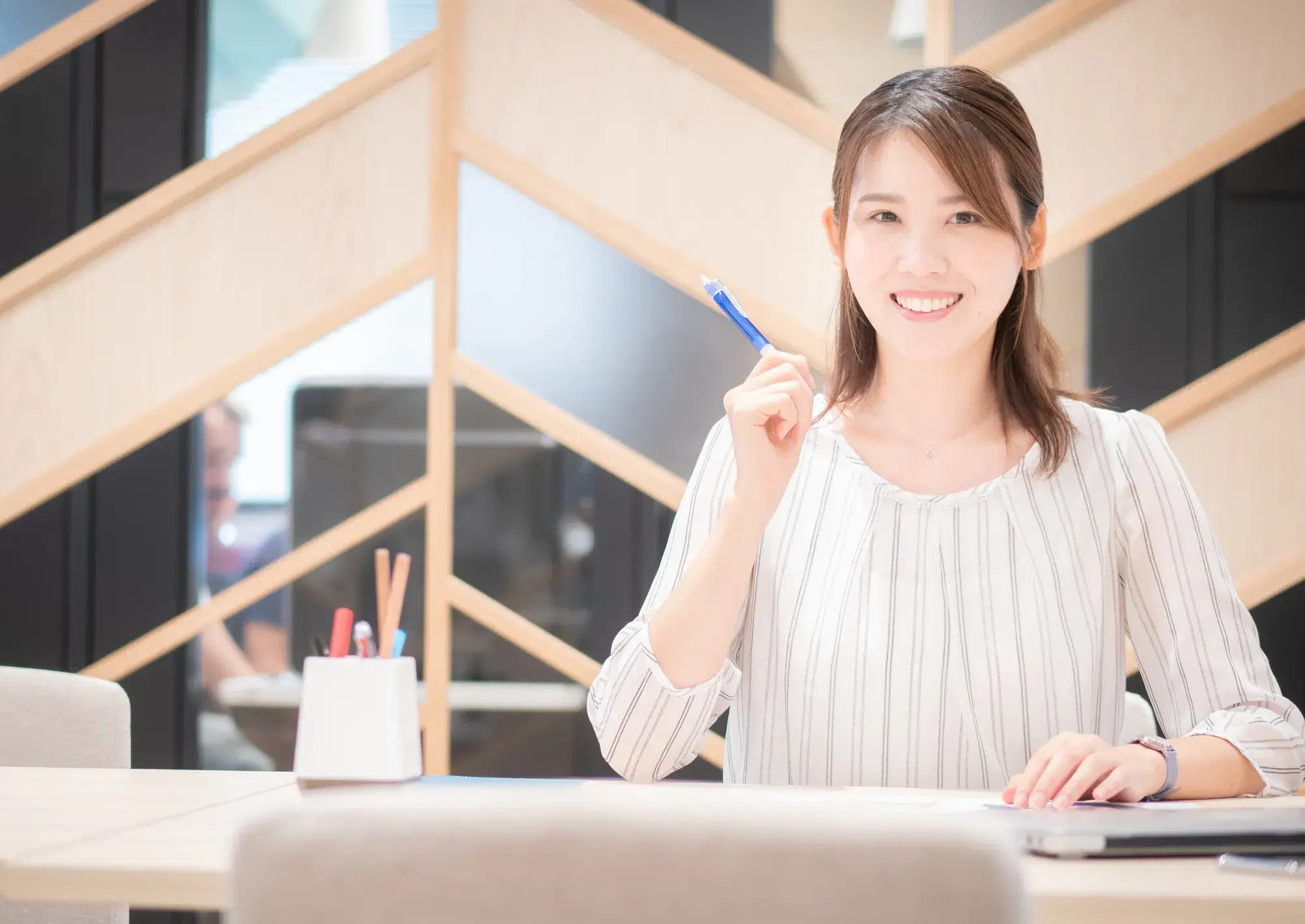 縦縞の洋服を着た女性