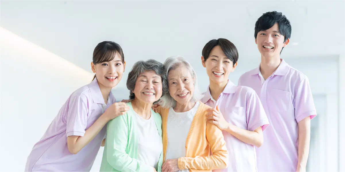 年配の女性二人と若者が三人