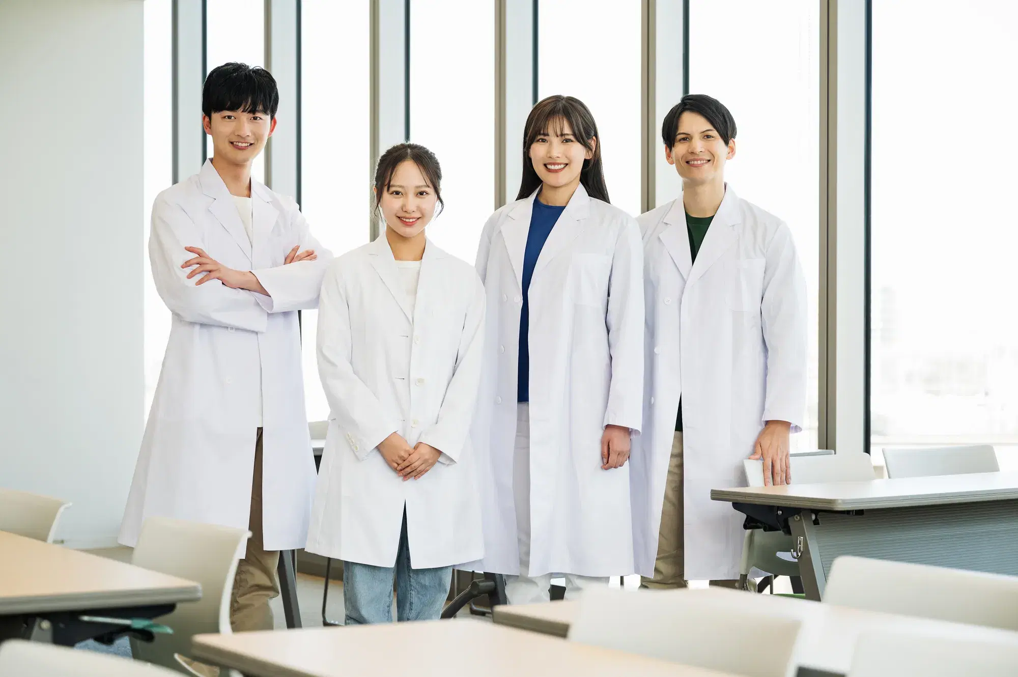 白衣を着た男女4人