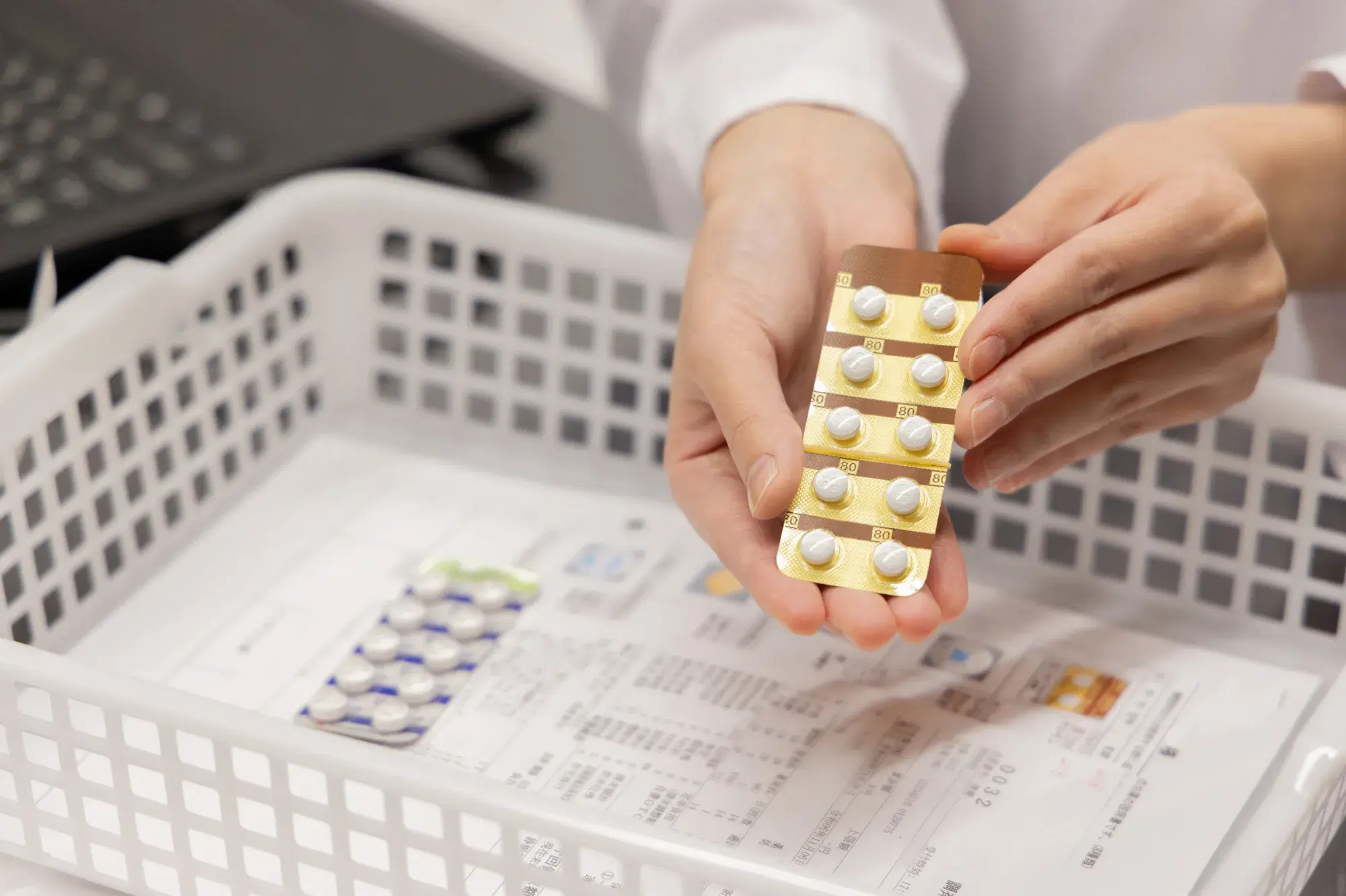 薬剤師が薬をかごに入れて薬の紹介をしている