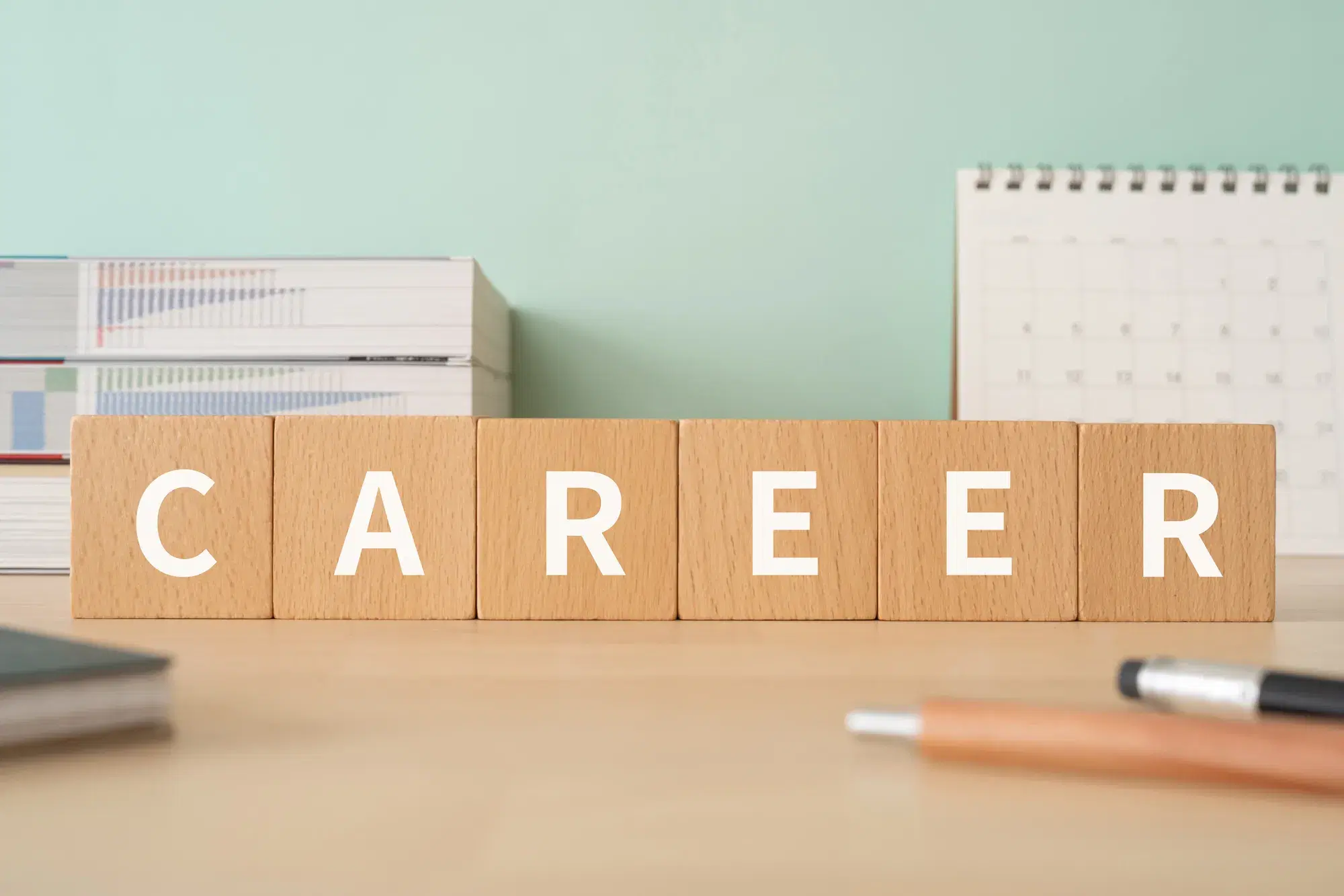 careerと書いてある積み木が机の上に置かれている