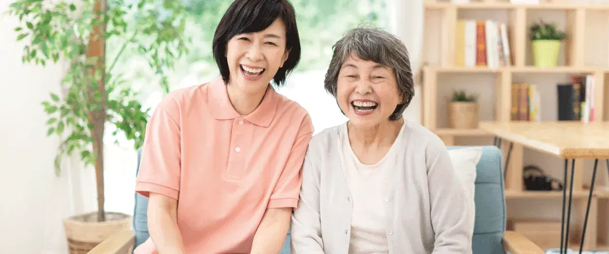 笑顔の高齢女性と職員