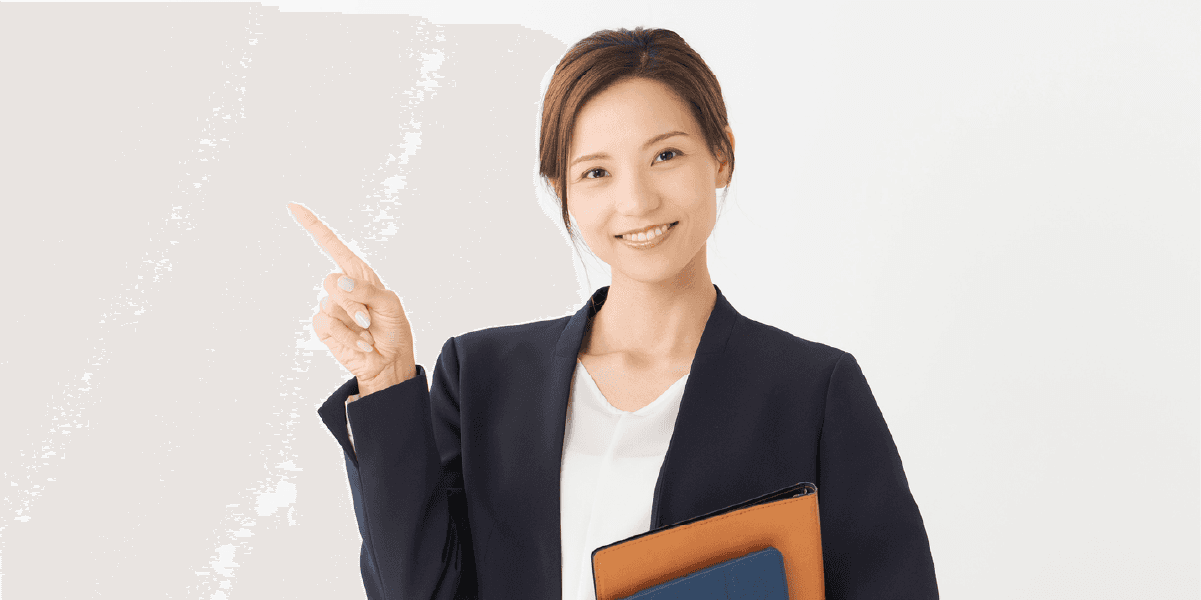人差し指で何かを指さすスーツを着た女性