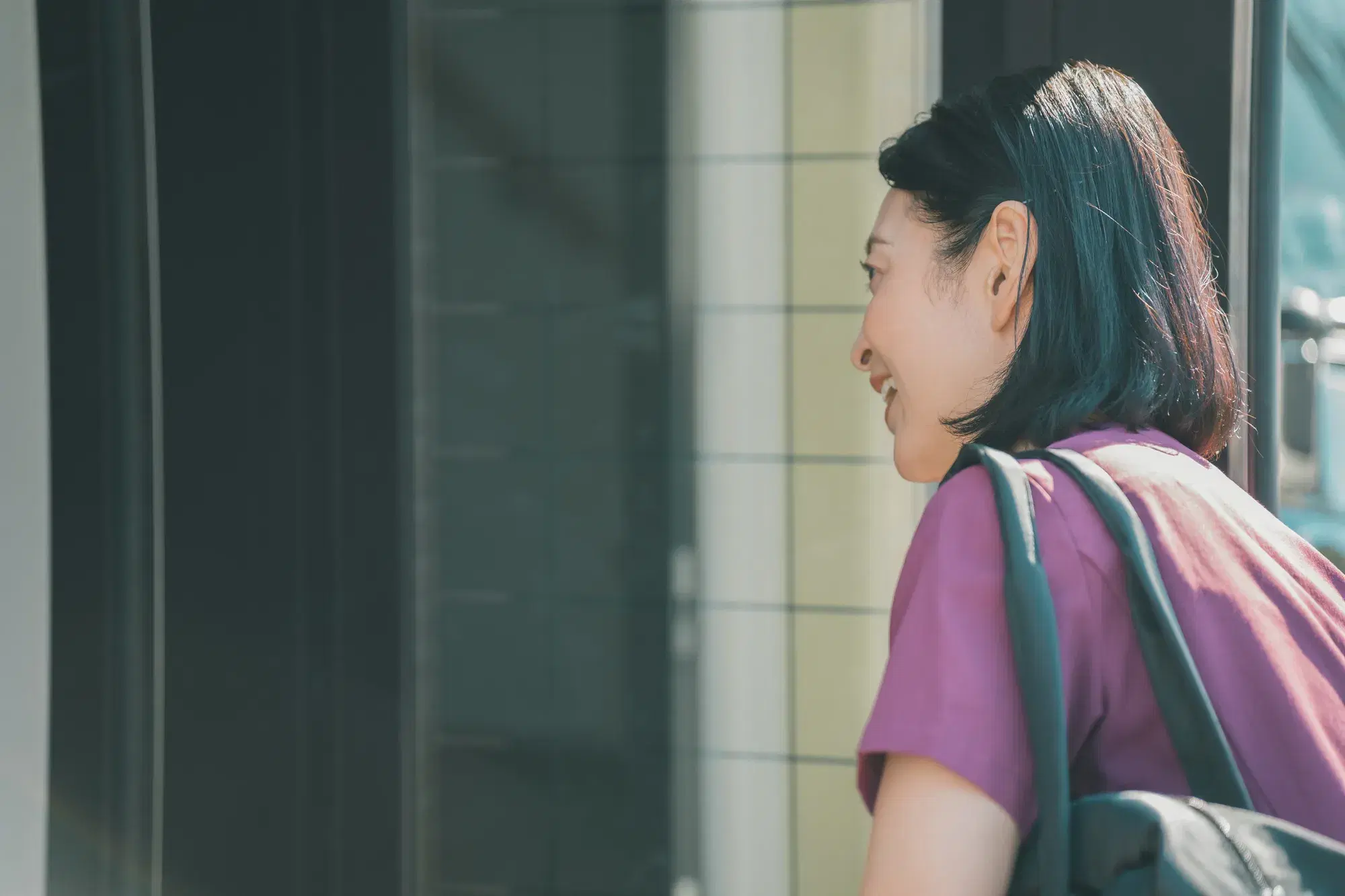 紫色の服を着た女性が家に訪問