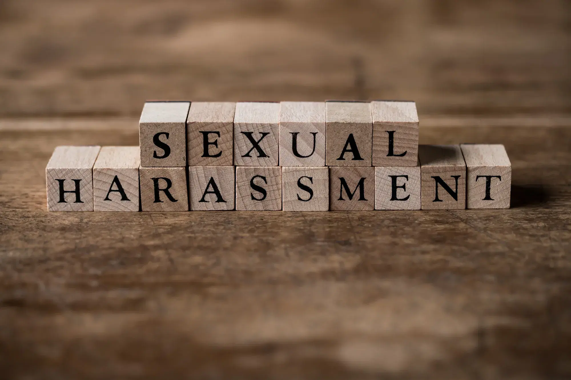 SEXUALHARASSMENT(セクシュアルハラスメント)と書かれた木材ブロック