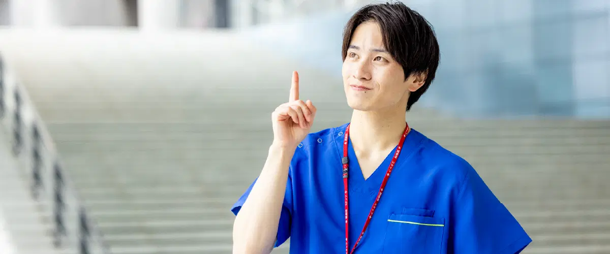 ひらめいた様子の男性職員