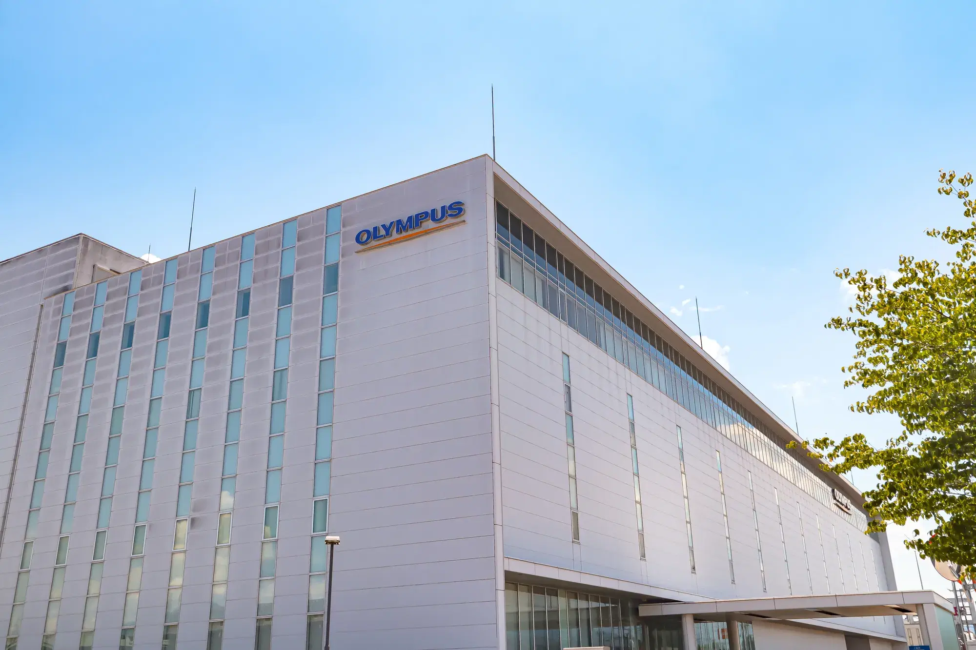 OLYMPUSという建物が映っている