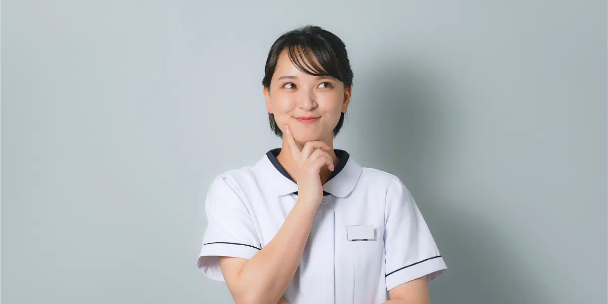顎に指を当てて考えている女性