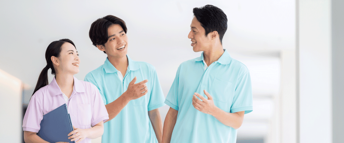 会話をする職員男女たち