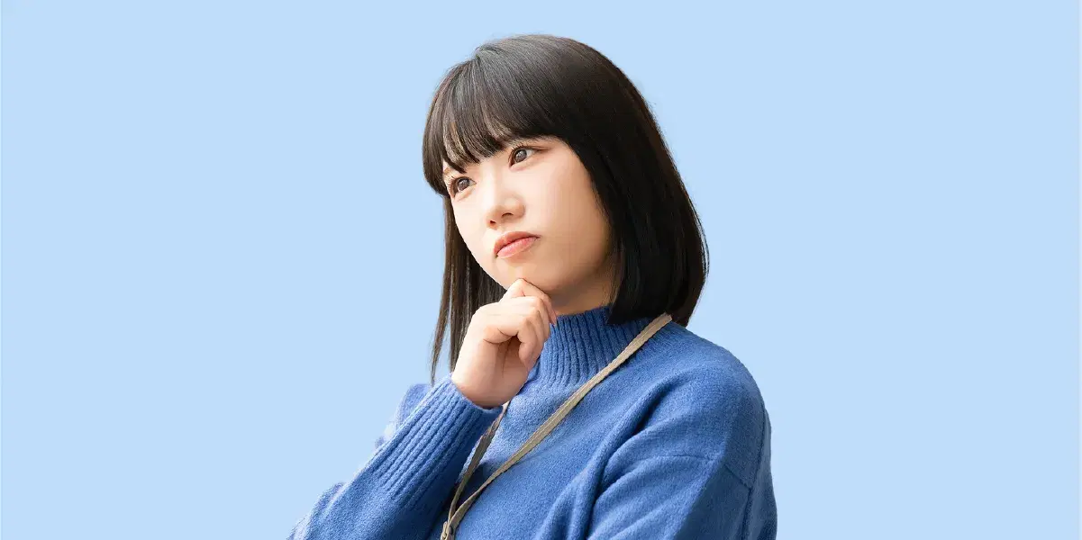 首を傾げ考える様子のボブの女性
