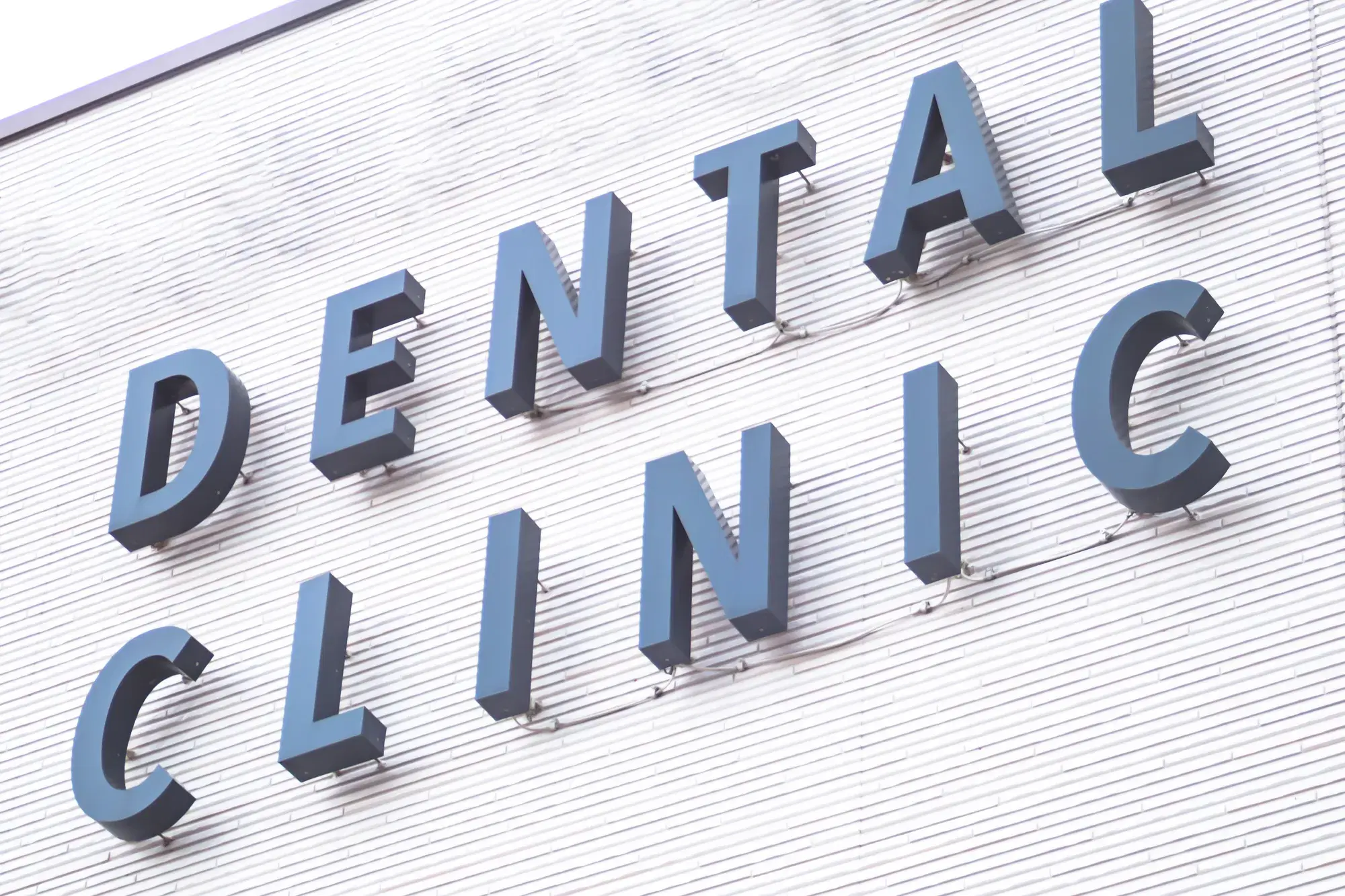 DENTAL CLINICと書かれた建物の外観
