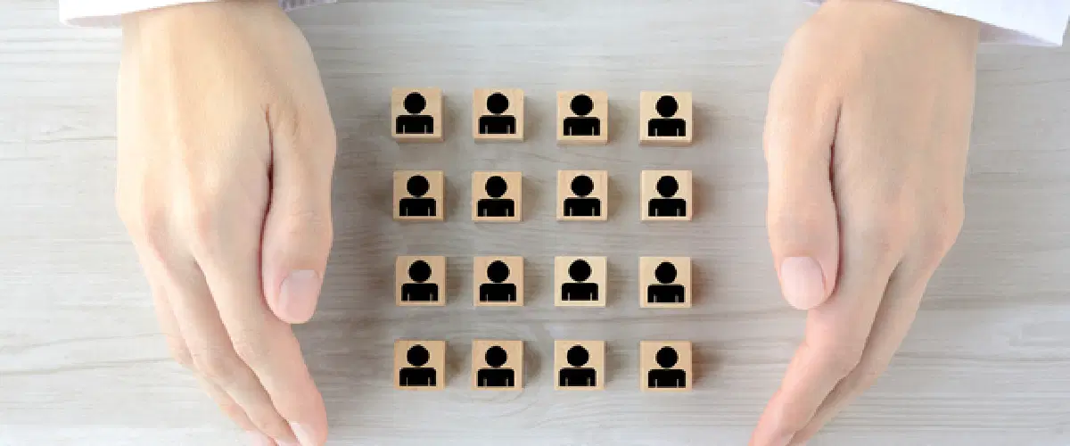 手の間に人のアイコン模様のブロック