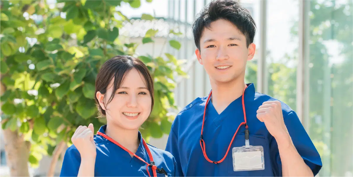 頼りがいのある表情の介護スタッフの男女たち