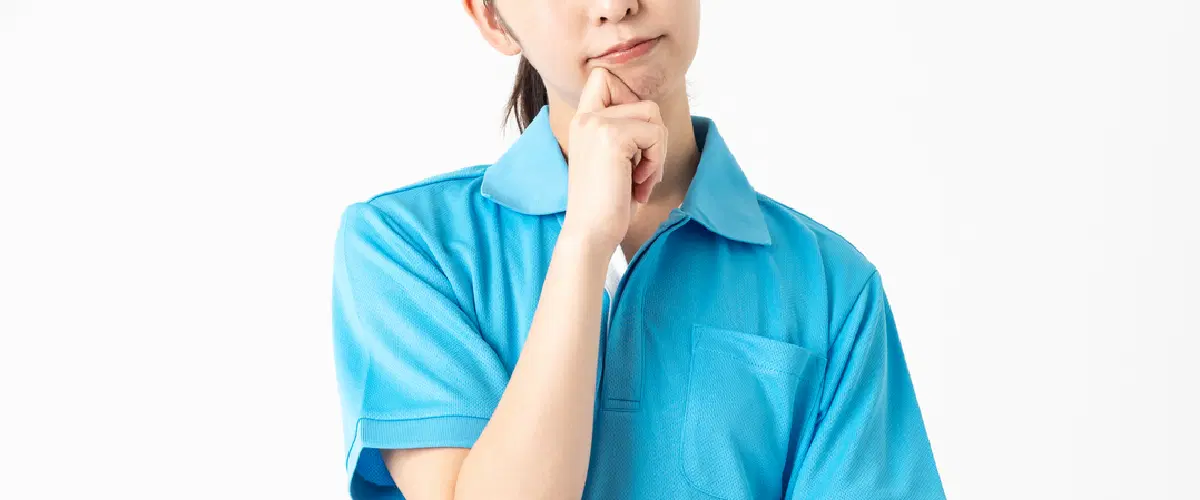 悩んでいる様子の女性