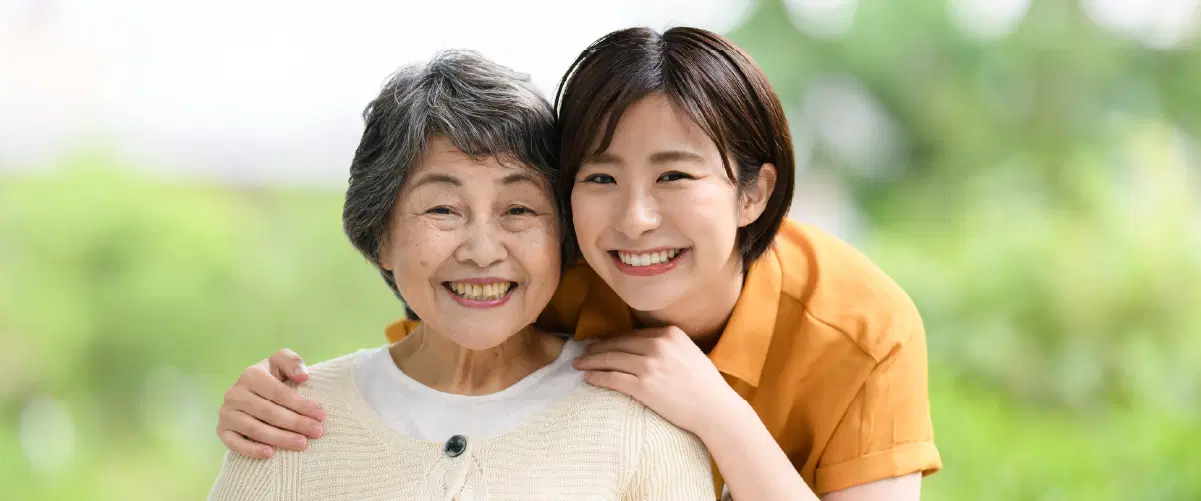 笑顔を向ける高齢女性と職員女性