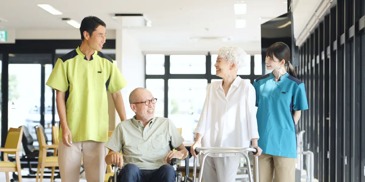 年配の男女が二人と若い男女が二人並んでいる