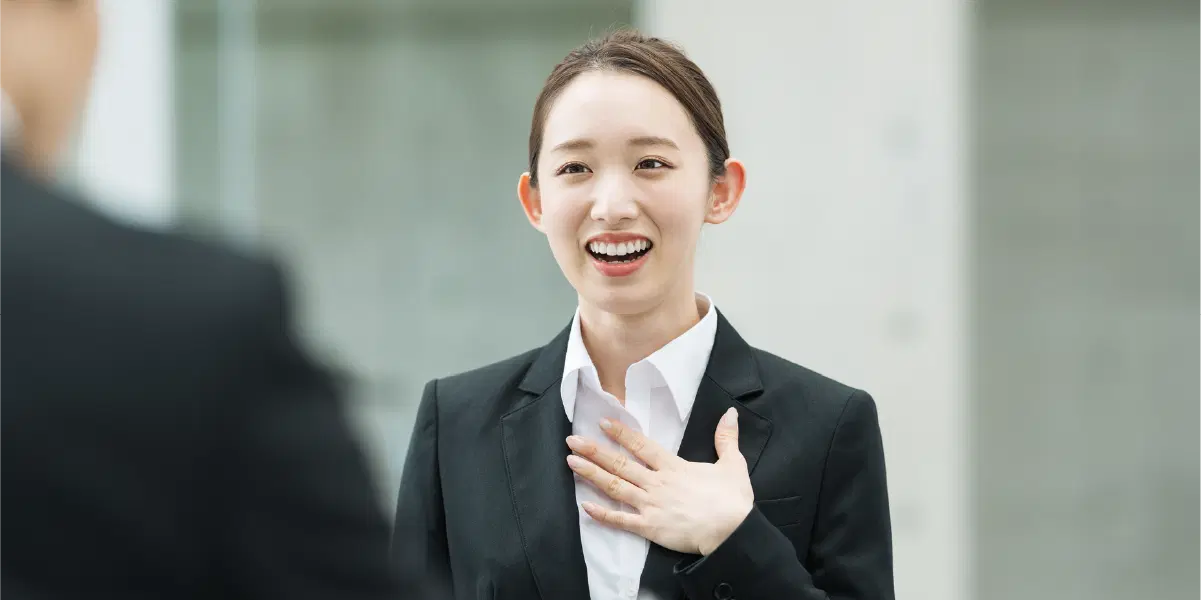 相手に説明をするスーツを着た女性