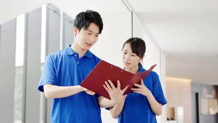 バインダーで資料を確認する介護スタッフたち