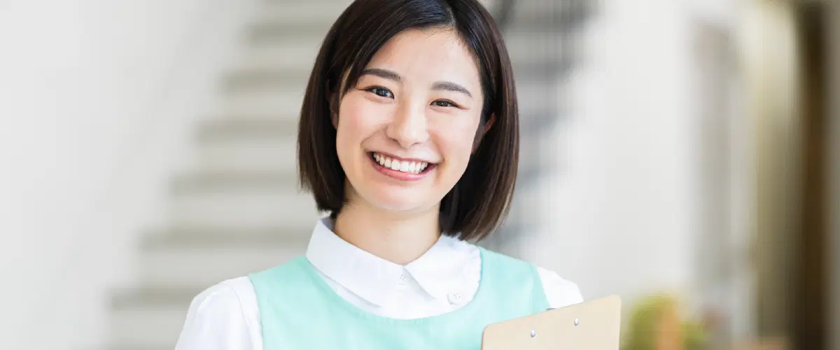笑顔を向ける女性の介護職員