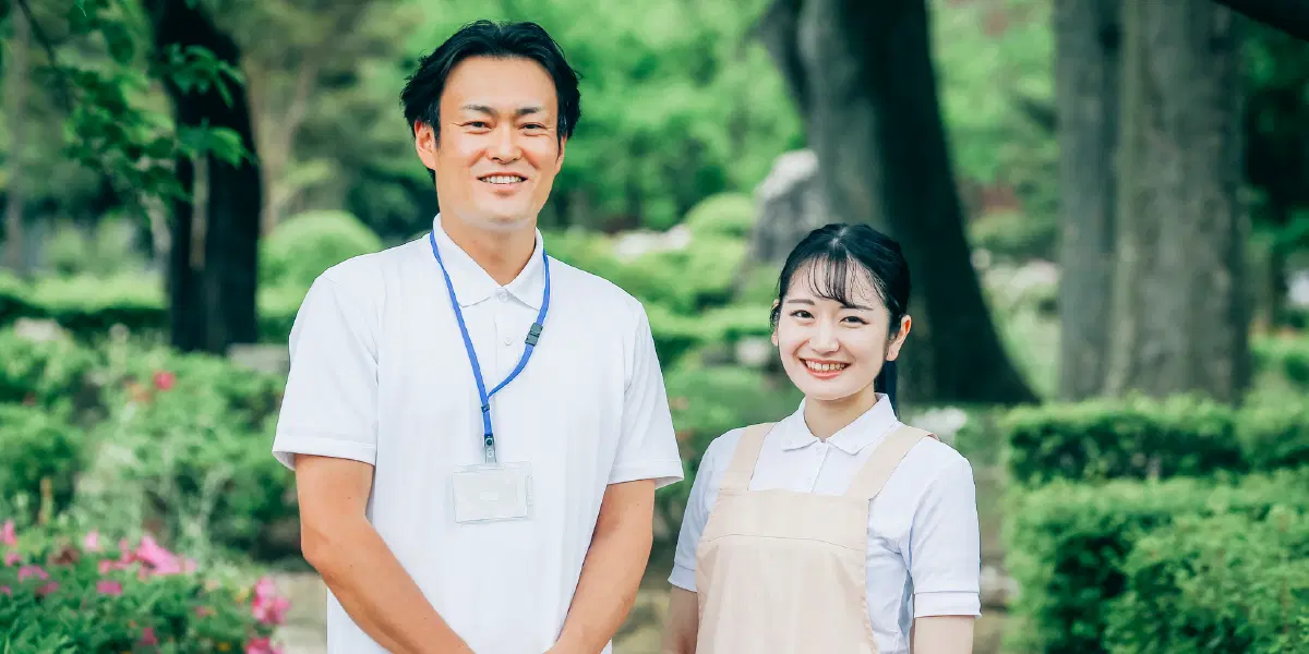 白の半袖を着た男性とエプロンを着た女性
