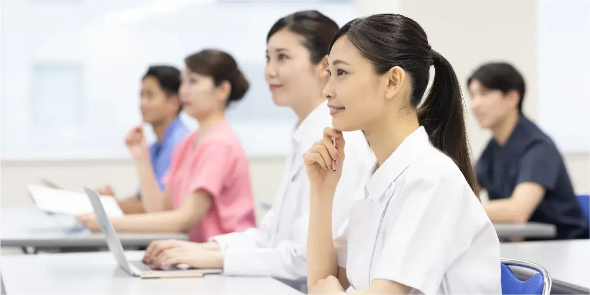 学びの場に参加する白衣姿の女性スタッフたち