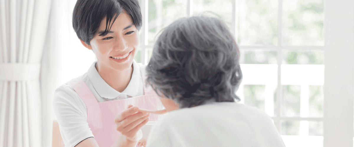 食事の介助を行う職員女性