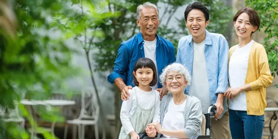 笑顔を向ける3世帯5人家族