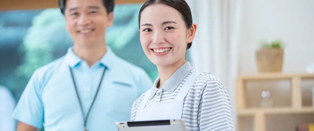 笑顔でこちらを見ている職員たち