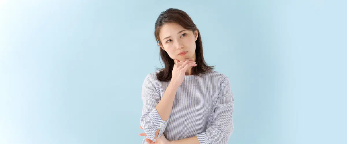 手に顎当てて悩んでる女性